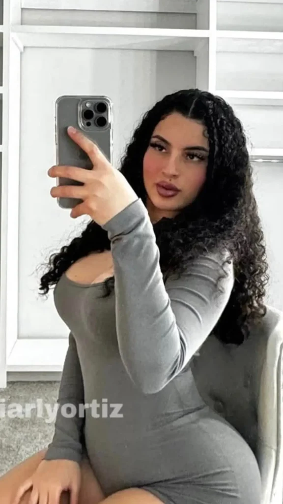 Siarly making mirror selfie for erome fans